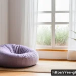 Home 16 명상 앱에 대한 다양한 관점 - A serene and cozy home meditation corner designed for a Spanish-speaking user, featuring soft natura...