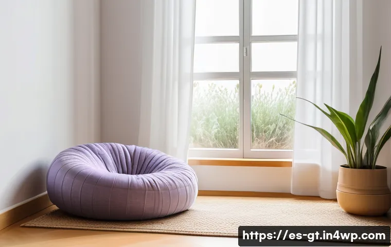 명상 앱에 대한 다양한 관점 - A serene and cozy home meditation corner designed for a Spanish-speaking user, featuring soft natura...